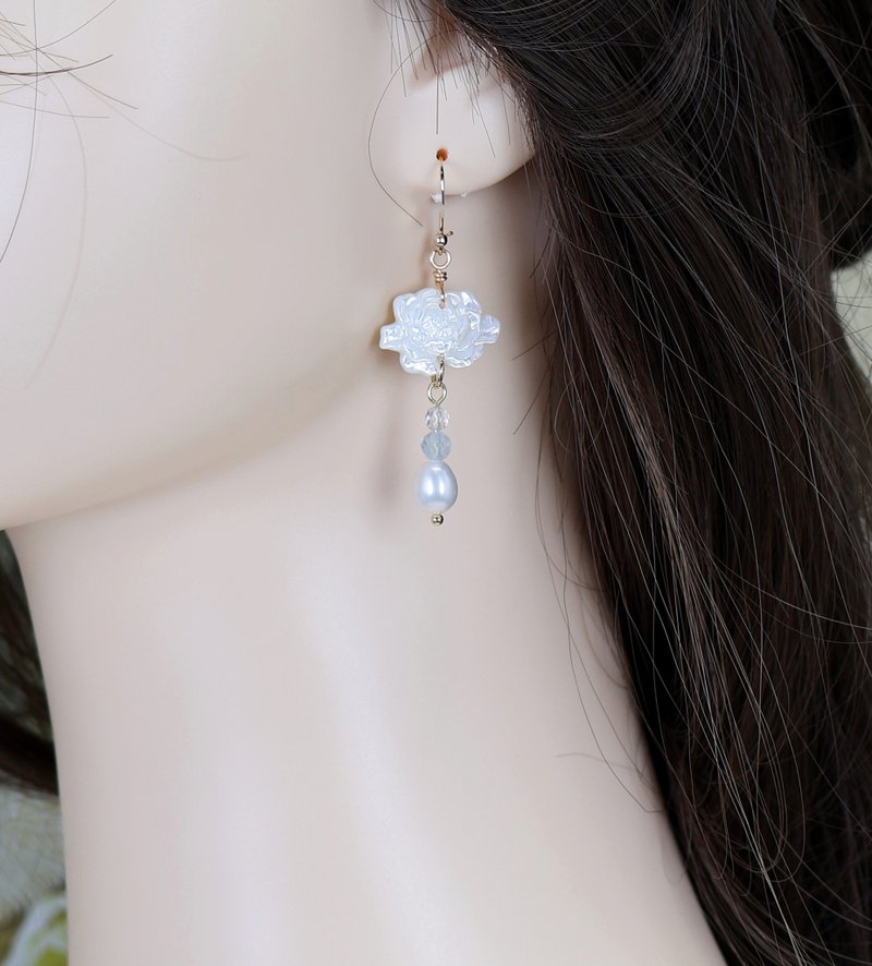 柠檬手作   白蝶贝莲花耳环/美国14K包金防敏耳勾/可改耳夹 - 耳环/耳夹 - 玉石 白色