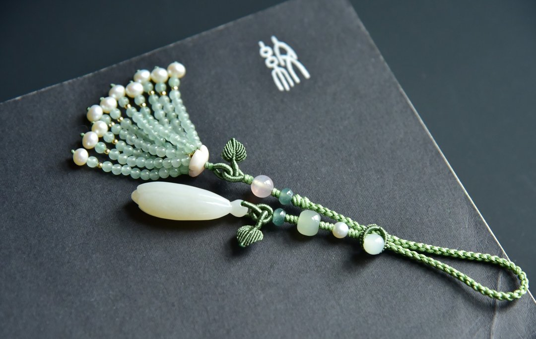 【雨后清兰】天然和田玉俄巴沙白玉手工雕刻玉兰花流苏压襟吊饰 - 吊饰 - 玉石 白色