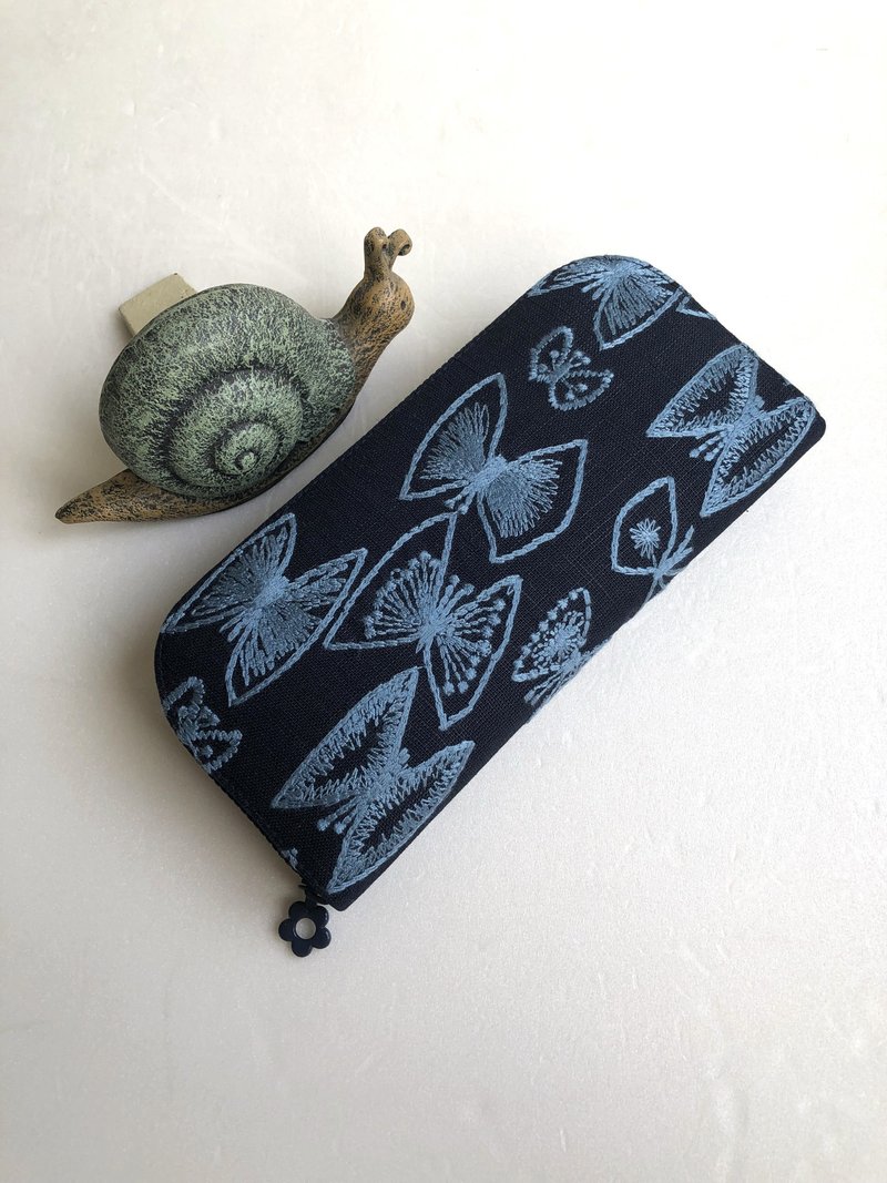 minä皆川 明刺绣亚麻【蝶-绀蓝底/可可底/米底】-长夹/皮包/礼物 - 皮夹/钱包 - 棉．麻 蓝色