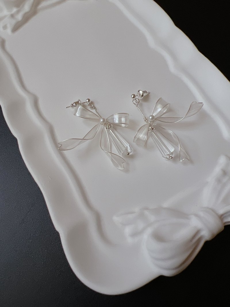 迷回琉光 银 法式蝴蝶结树脂耳环 - 耳环/耳夹 - 树脂 白色