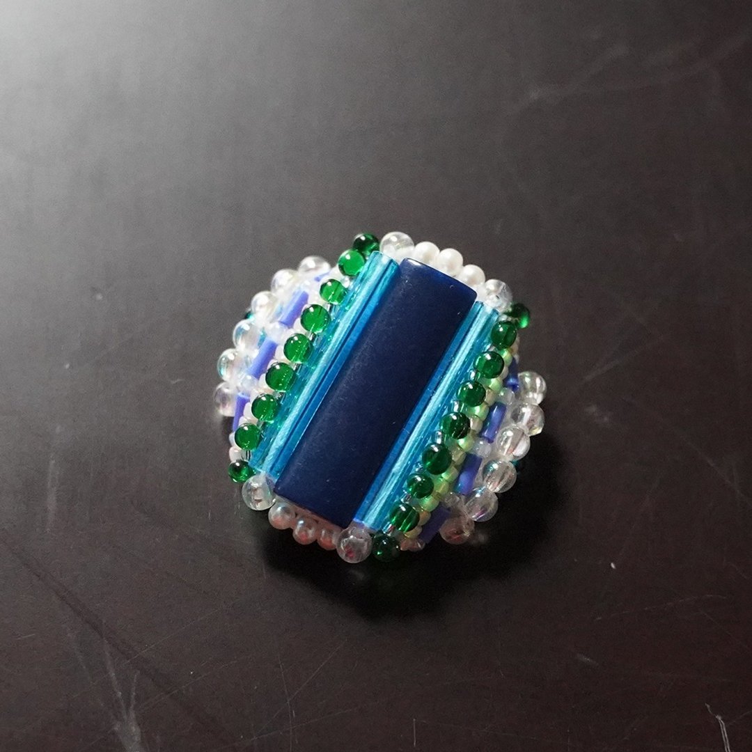 Very light talkative brooch 29 Bead embroidery brooch multicolor - 胸针 - 塑料 蓝色