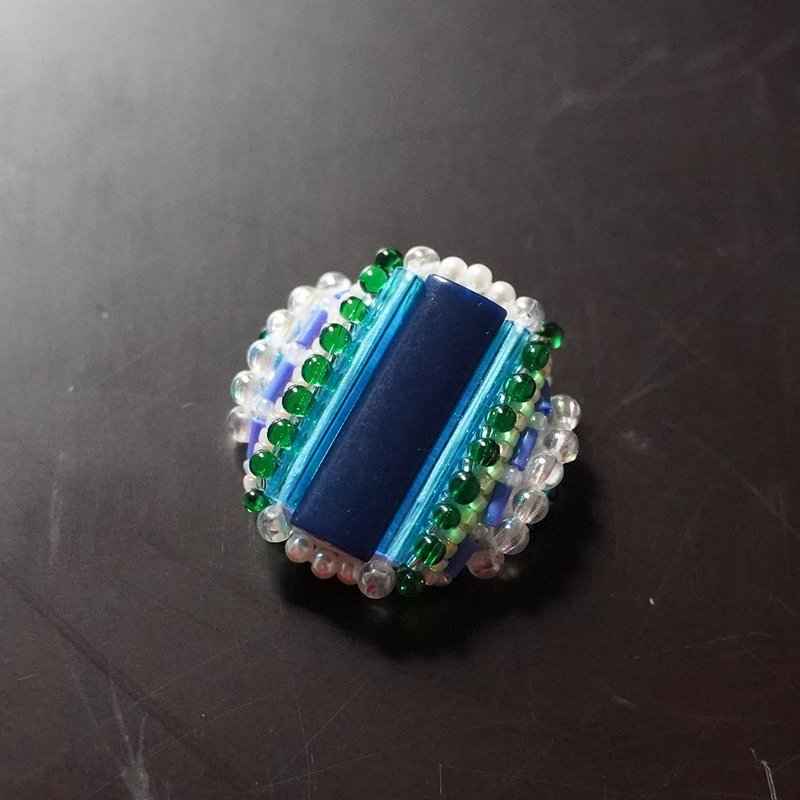 Very light talkative brooch 29 Bead embroidery brooch multicolor - 胸针 - 塑料 蓝色