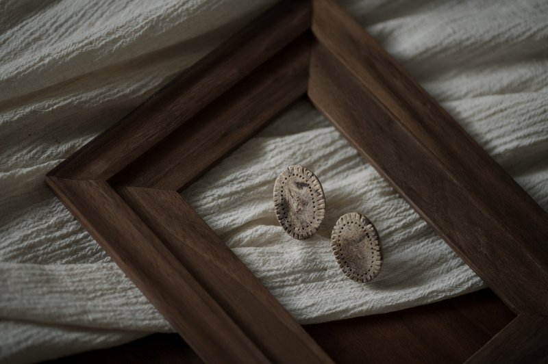 Tao│陶系列 - 没有指针 / 雕花 - 耳环/耳夹 - 陶 卡其色