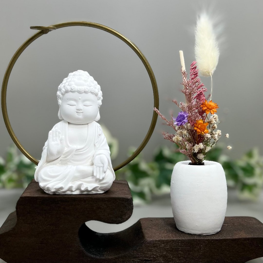 禅风香氛座  净念吉祥小佛-向德 赠5ML单方天然纯精油 12款任选 - 香薰/精油/线香 - 水泥 白色