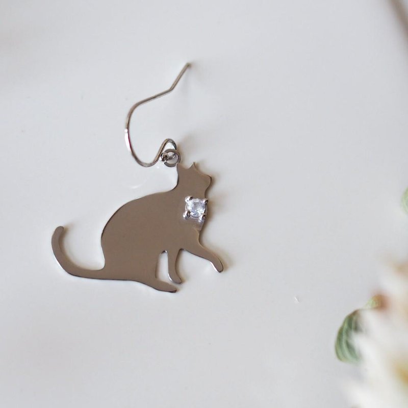 One-eared cat silhouette earrings (begging cat) Blue Moonstone, Blue Topaz, Amethyst, Peridot - 耳环/耳夹 - 宝石 