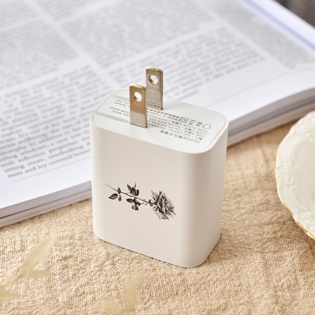 【品牌联名】浪花联名款经典黑白玫瑰USB3.0+PD20W双孔充电器 - 数码小物 - 塑料 白色
