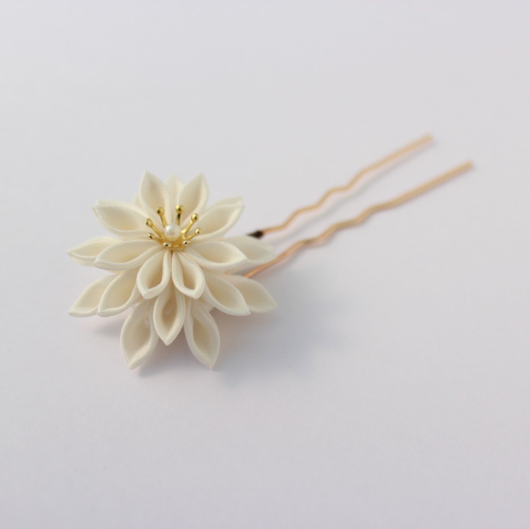 kanzashi flower hair ornaments pure white - 发饰 - 丝．绢 白色