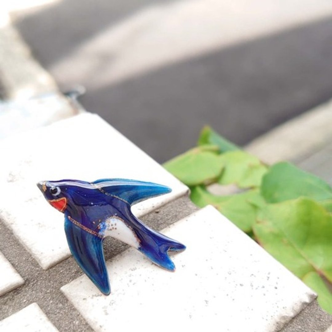 燕子七宝烧手工胸针 别针 职人手作珐琅饰品 - 徽章/别针 - 其他金属 蓝色