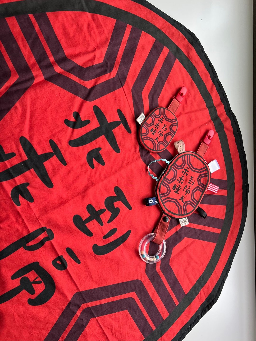 拼拼布。手作-红龟粿小被被、安抚巾、平安福袋礼盒组 - 满月礼盒 - 棉 红色