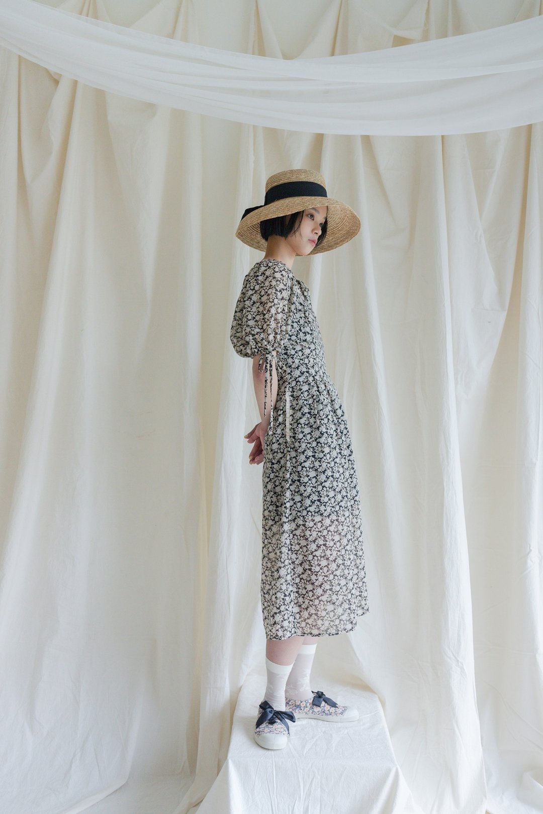 Little Collins Dress 澎袖细带腰身洋装 Midi 墨黑盛花 - 洋装/连衣裙 - 其他人造纤维 黑色