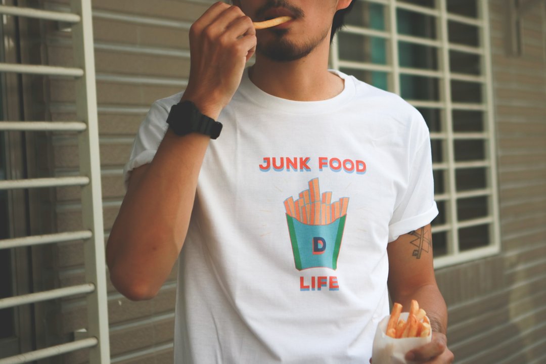 Deerhorn design / 鹿角 JUNK FOOD 来一份大薯 T-shirt - 中性连帽卫衣/T 恤 - 棉 白色