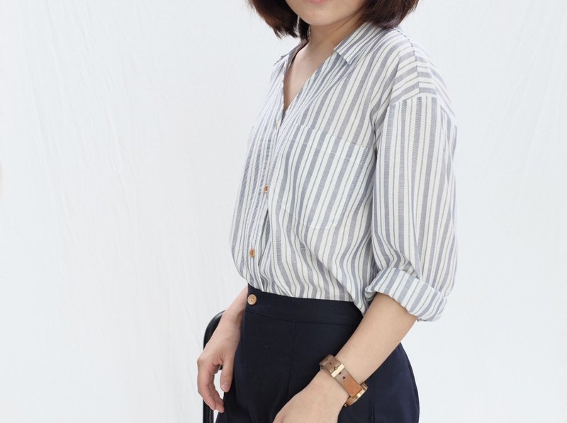 V领经典长条纹上衣 - 女装衬衫 - 棉．麻 蓝色