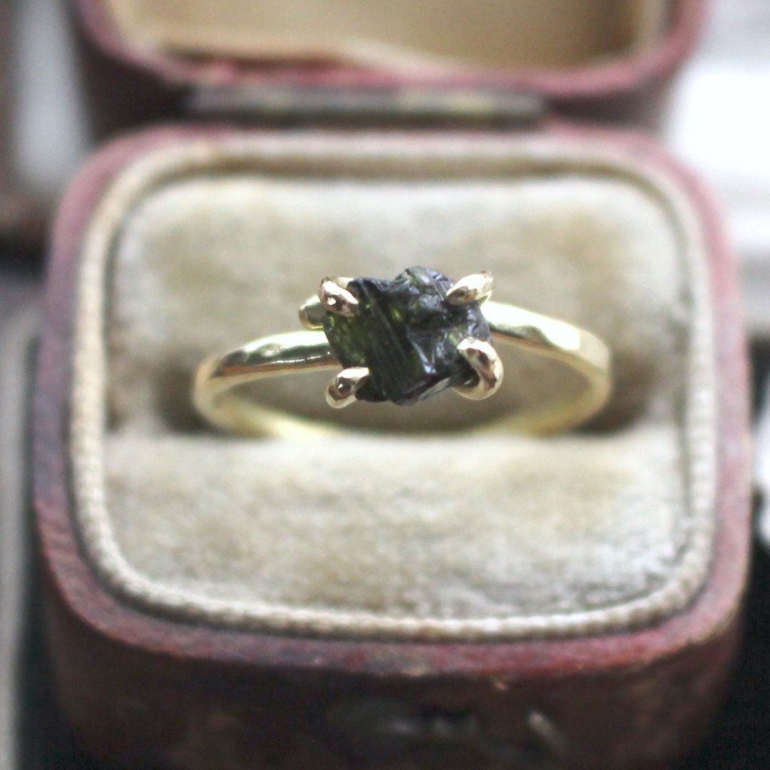 [One-of-a-kind item] October birthstone A grain of natural chrome tourmaline rough brass gold ring One-size-fits-all ring - 戒指 - 石头 黑色