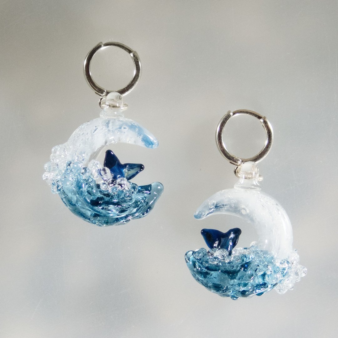 Whale tail on the Crescent Moon • Dangle long Ocean wave earrings • Glass art - 耳环/耳夹 - 玻璃 蓝色