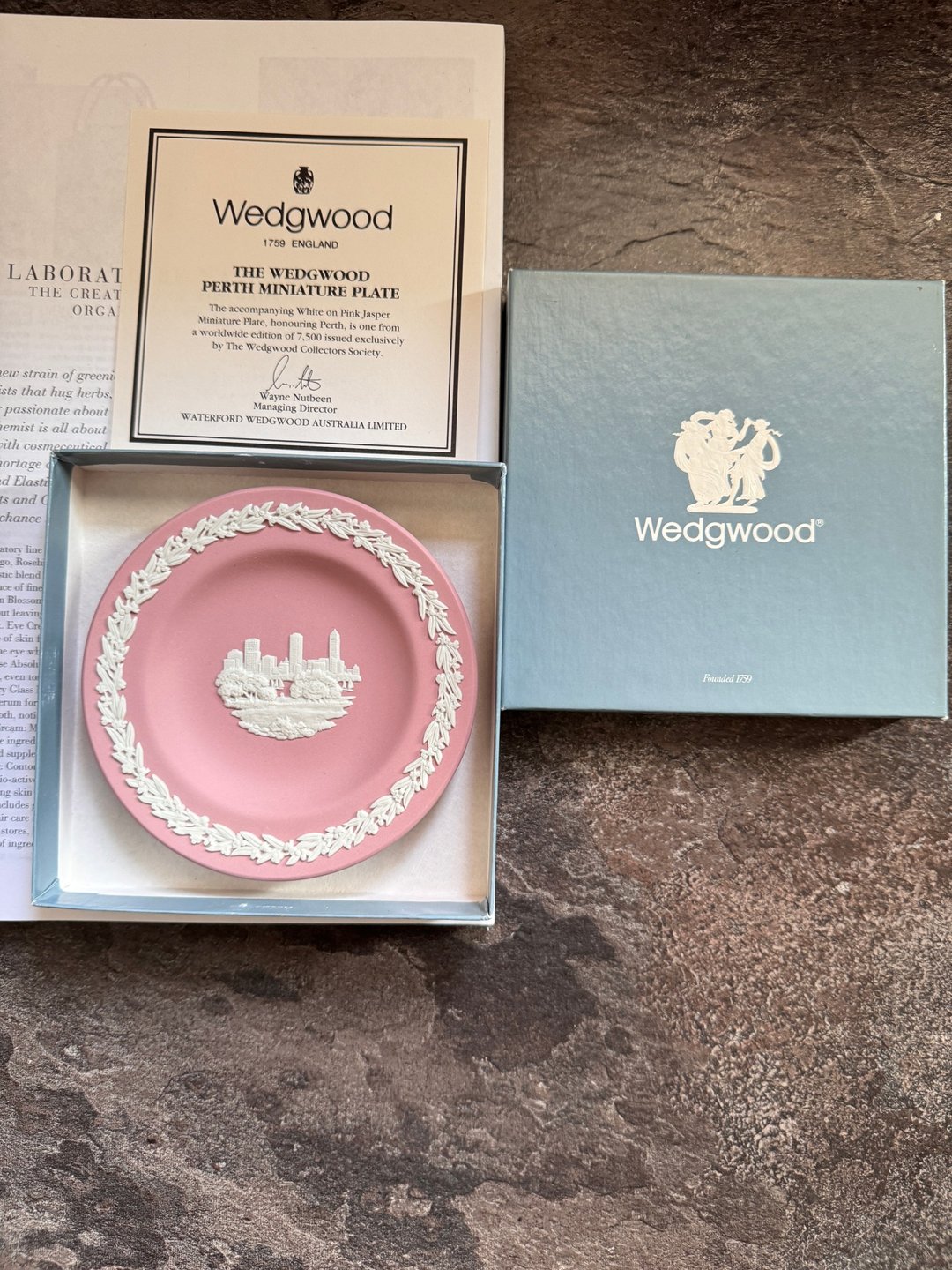 金银宝贝  英国制经典瓷器 WEDGWOOD 粉红白澳洲伯斯盘子 - 墙贴/壁贴 - 其他金属 金色