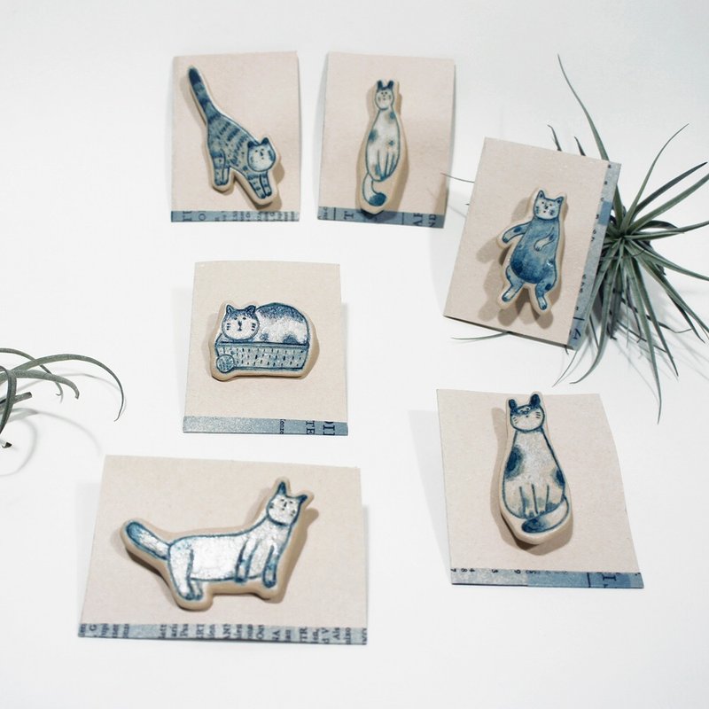 ［手感陶作］眠眠青花猫·小别针b、d - 胸针 - 瓷 蓝色