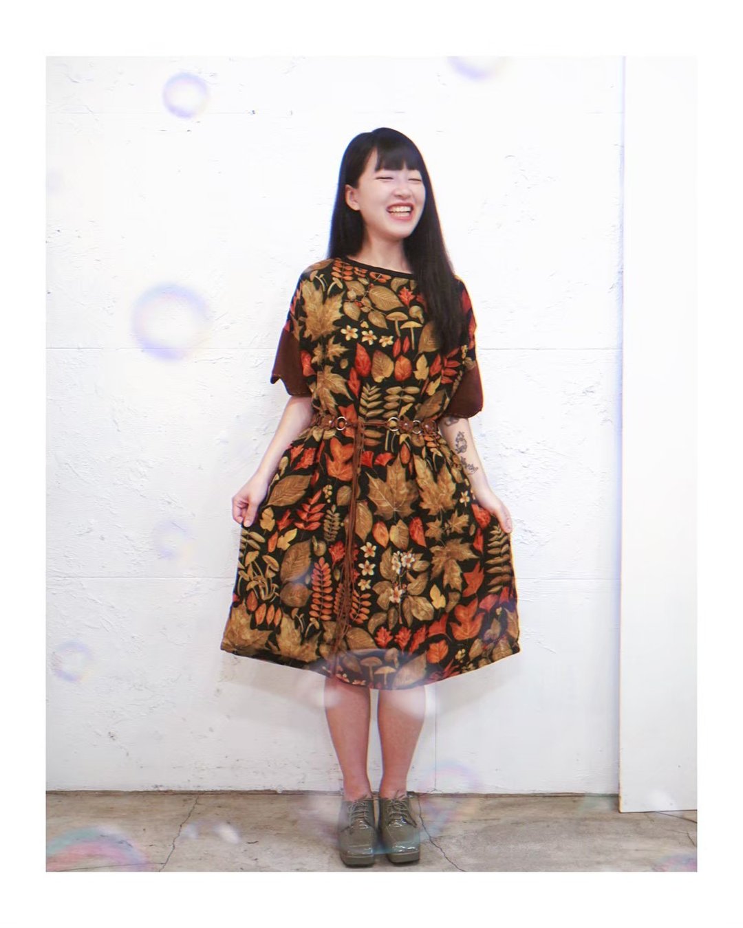 Designer collection 秋色透纱印花oversize落肩宽版洋装 - 洋装/连衣裙 - 聚酯纤维 咖啡色