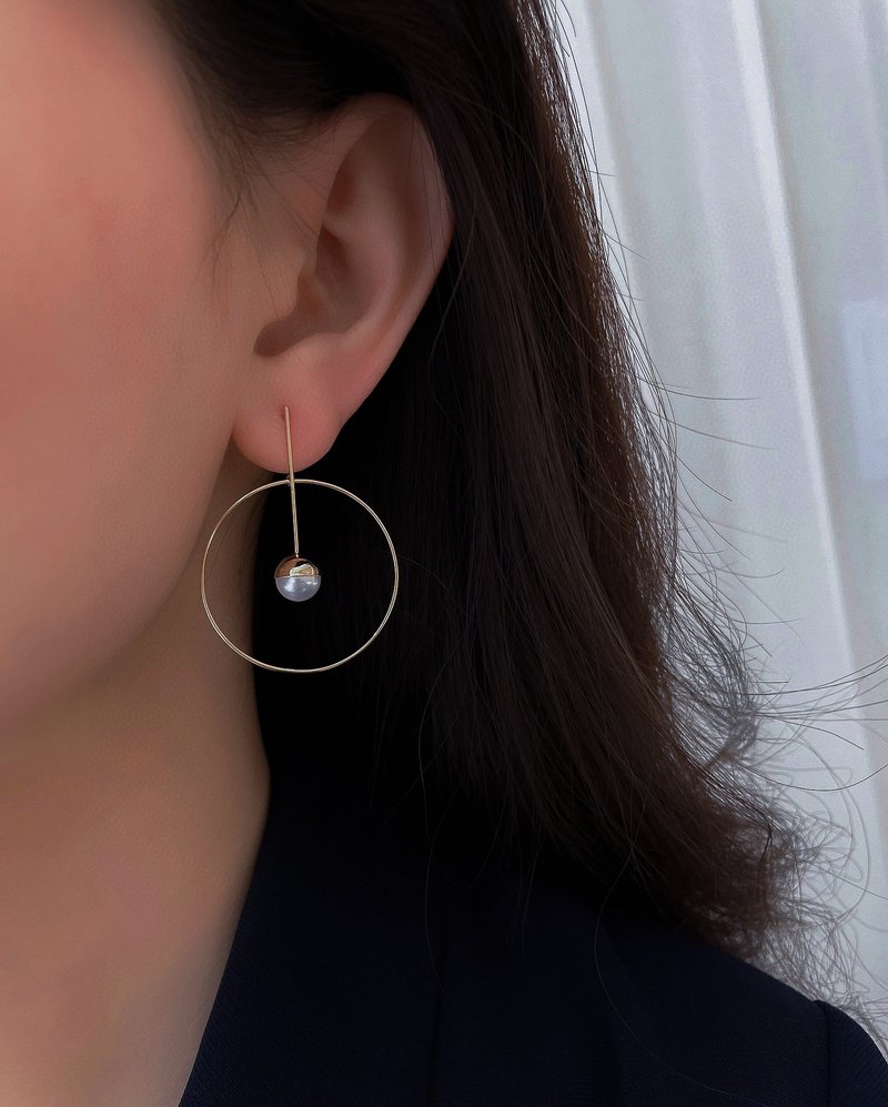 Orb Loop 光轨圈轴Akoya海水珍珠18K金耳环7–7.5mm - 耳环/耳夹 - 珍珠 白色