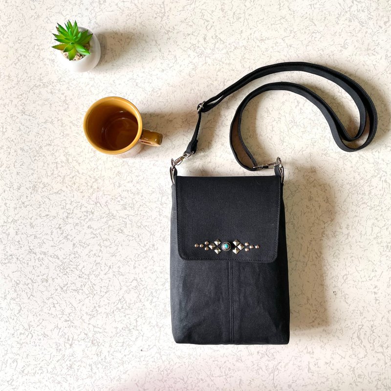 Canvas shoulder bag with studs・black - 侧背包/斜挎包 - 棉．麻 黑色