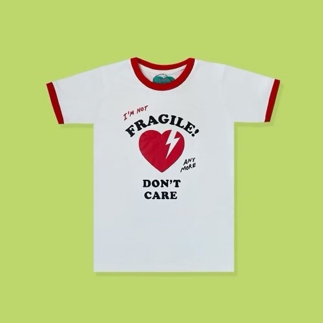 “Daddy I am not Fragile”T恤，白色T恤，领口和袖口饰有红色滚边，印有爱心图案。 - 女装 T 恤 - 其他材质 多色