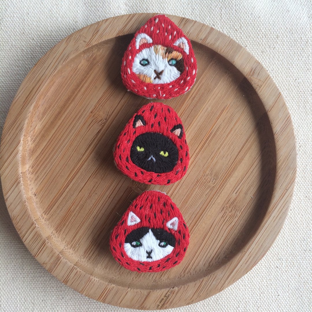 手作刺绣//草莓猫别针 - 胸针 - 绣线 红色