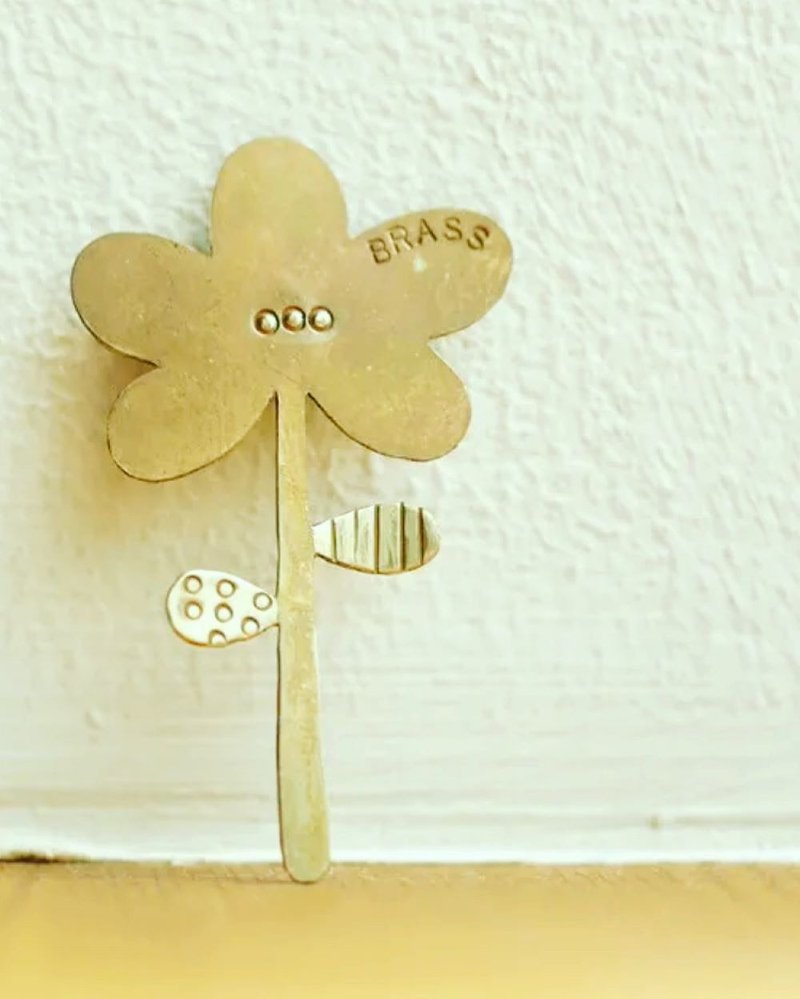 Bloomed in bloom brooch material brass - 胸针 - 铜/黄铜 金色