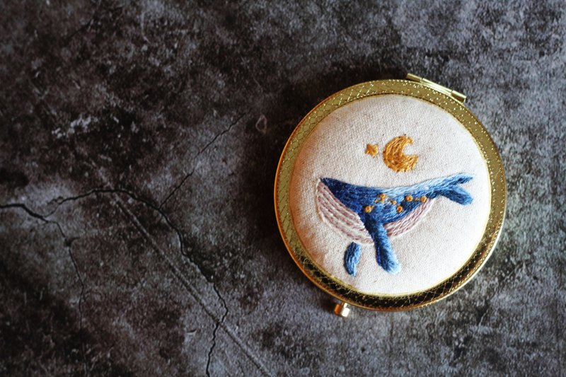 手刺绣圆镜。披星戴月的蓝鲸 - 彩妆刷具/镜子/梳子 - 棉．麻 蓝色
