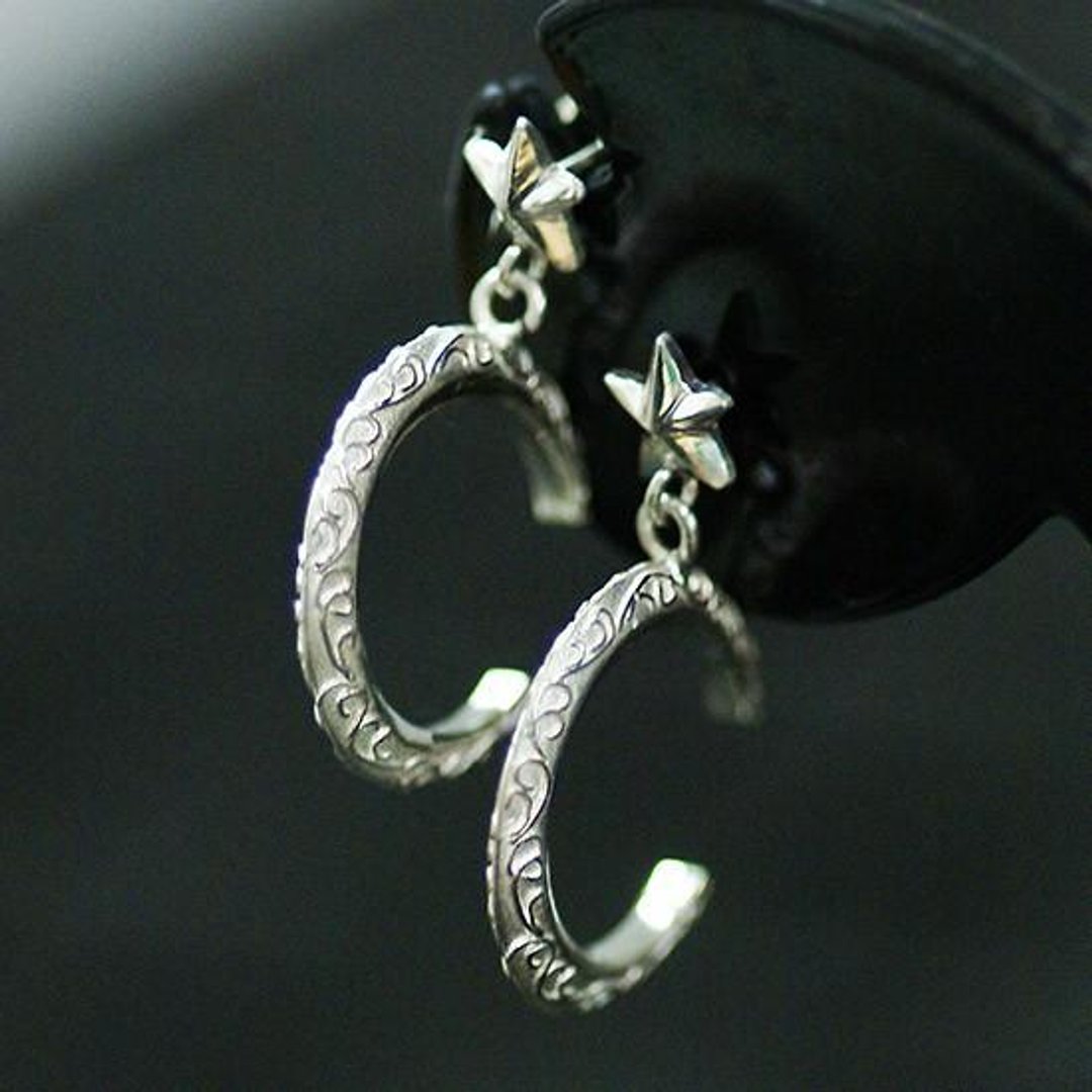 Crescent and star arabesque earrings [Free shipping] Silver earrings with an impressive moon with delicate arabesque on the front and back. - 耳环/耳夹 - 其他金属 银色