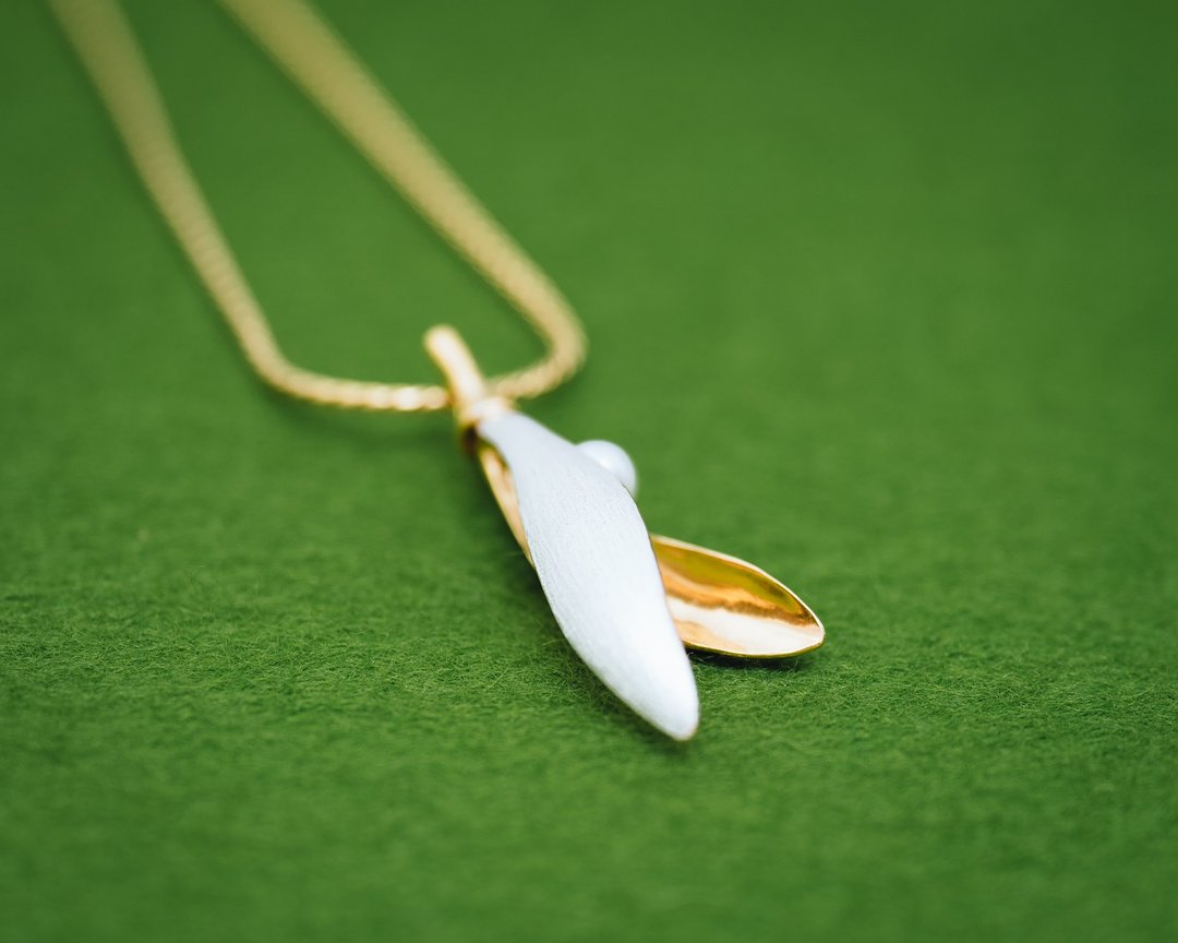Mistletoe leaf necklace - kissing leaf - pendant head & chain - Gift for her - 项链 - 银 金色