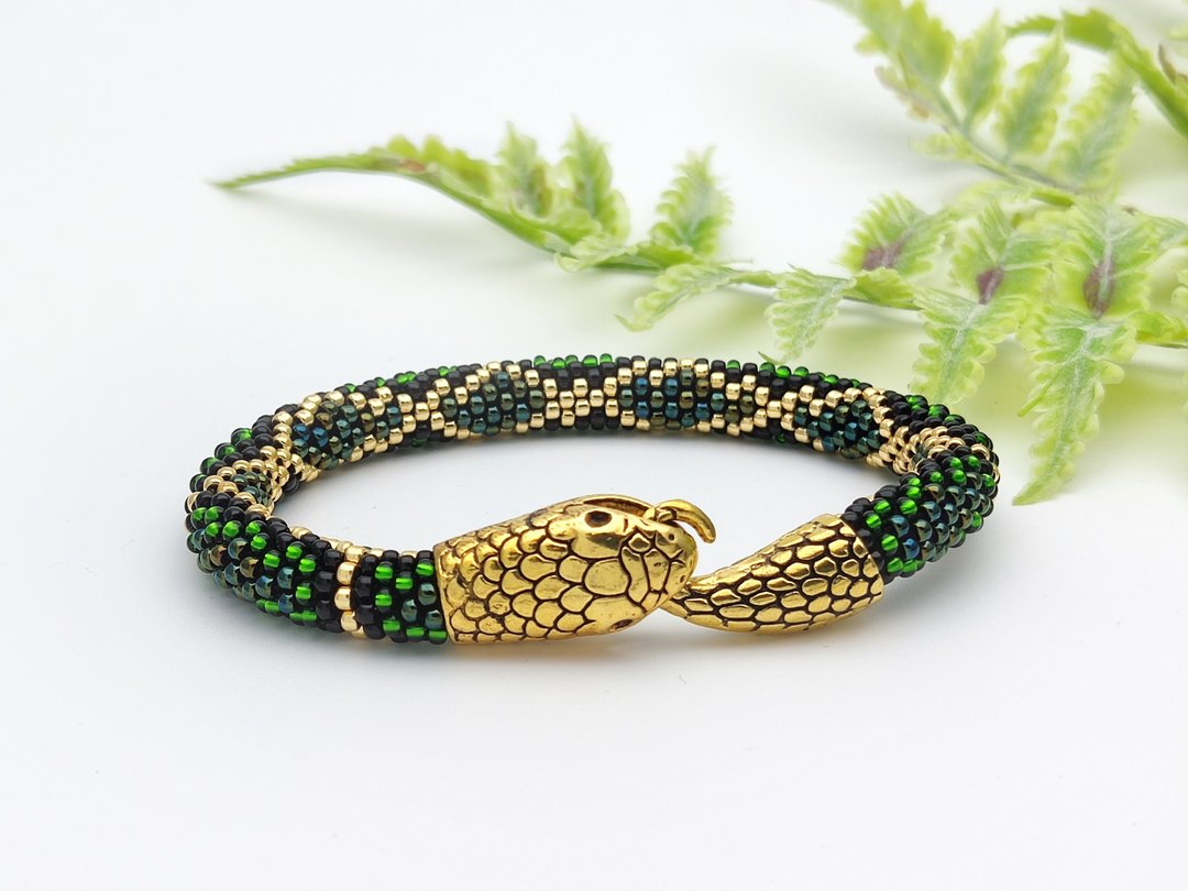 Green snake bracelet, Beaded bracelet for women, Ouroboros, Serpent bracelet - 手链/手环 - 玻璃 绿色