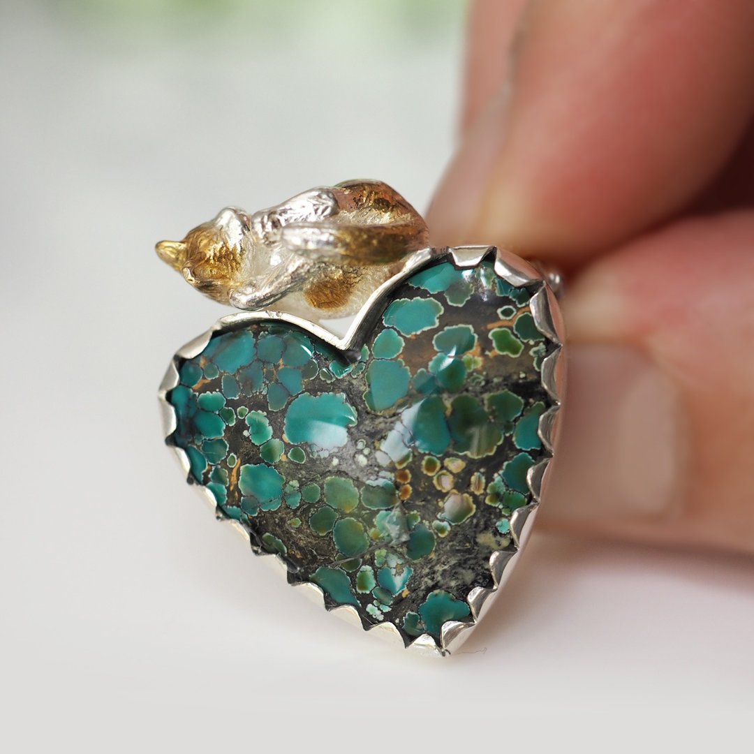 Cat pendant brooch that sleeps curled up on a heart - 项链 - 银 银色
