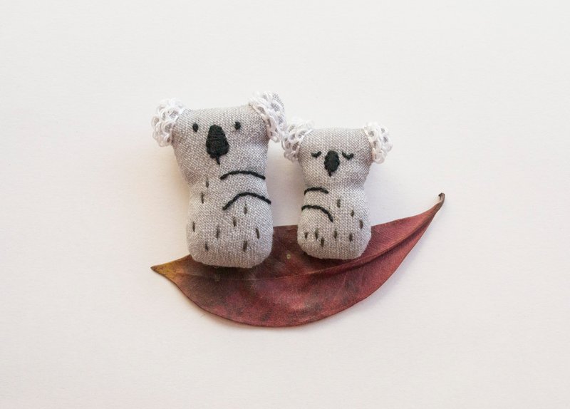 樹袋熊胸針 Koala parent and child mini hand-embroidered brooch pins - 胸针 - 棉．麻 灰色