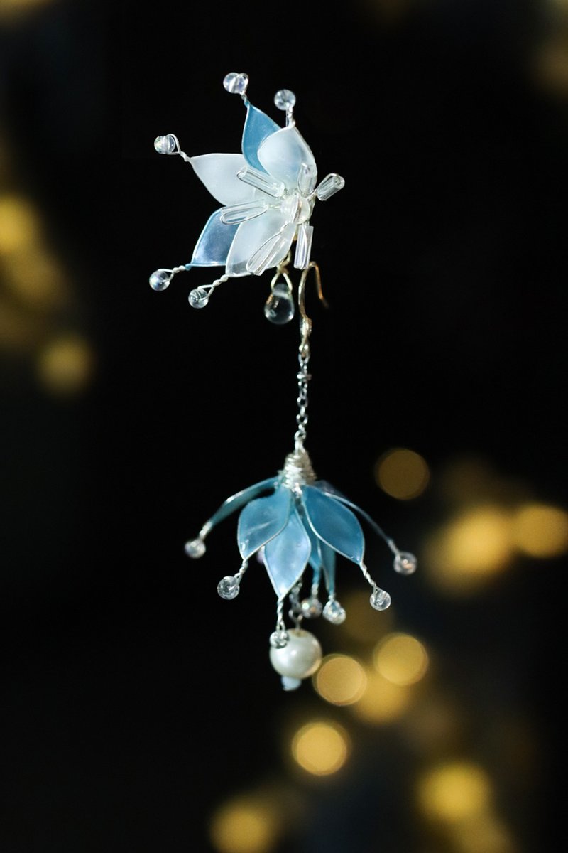 冬季圣诞系列 极光色雪天使  不对称水晶花树脂耳环 耳勾 - 耳环/耳夹 - 树脂 蓝色