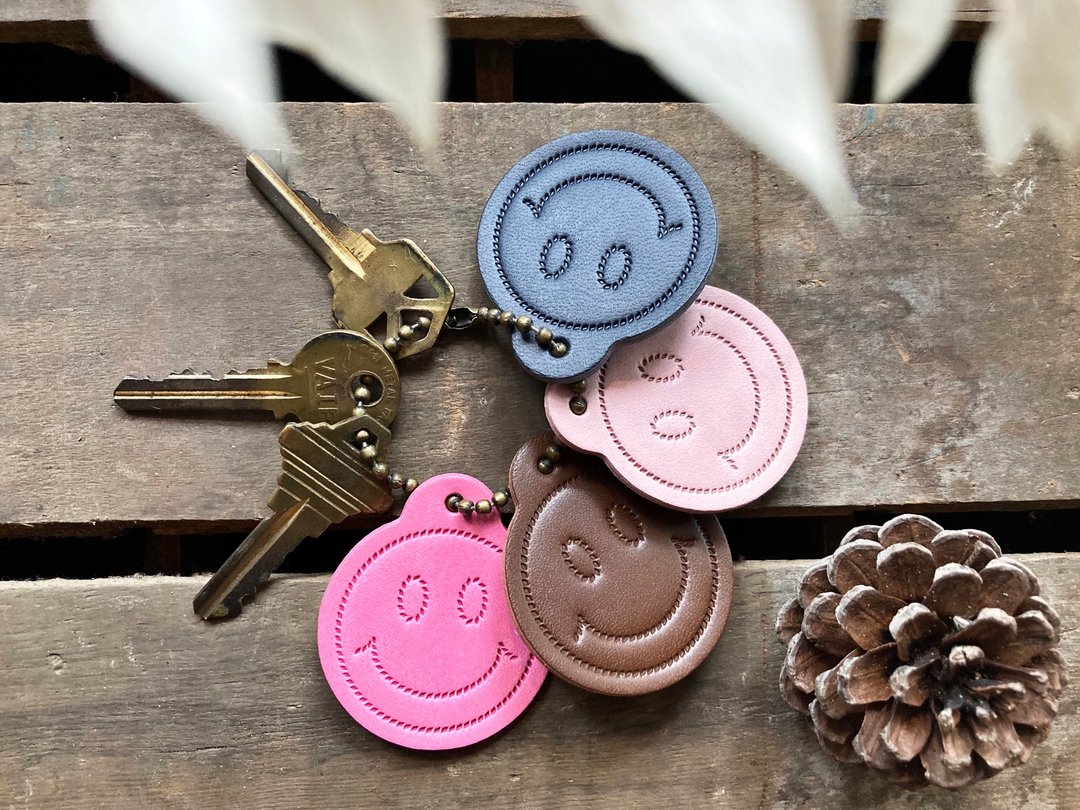 #成品制造 SMILE FACE 钥匙圈 笑脸 锁匙扣 皮革DIY 手工 哈哈笑 - 钥匙链/钥匙包 - 真皮 咖啡色