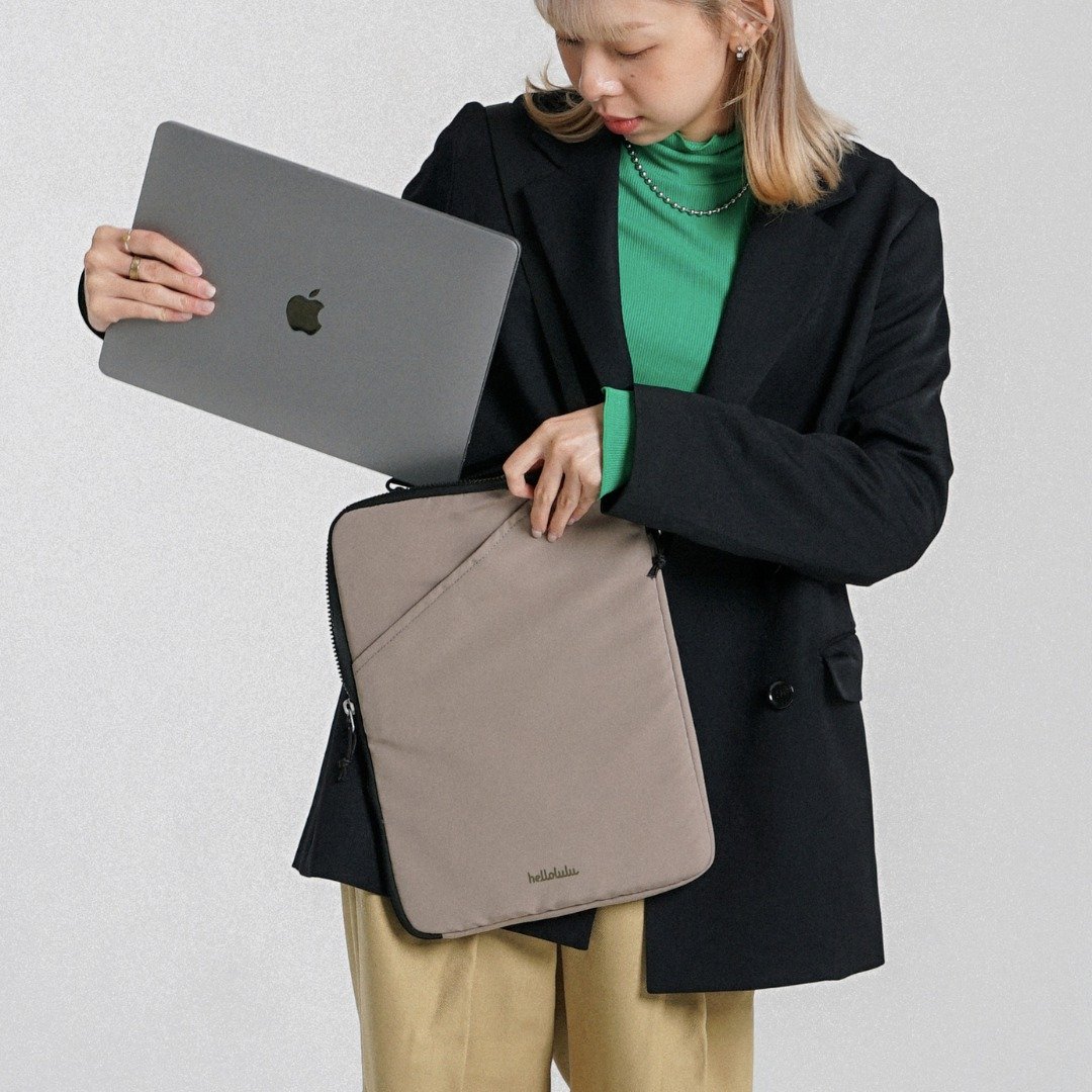 ATELJEE系列 | 14寸笔电斜背手提包 ERLE(柔卡其) MacBook 适用 - 电脑包 - 聚酯纤维 卡其色