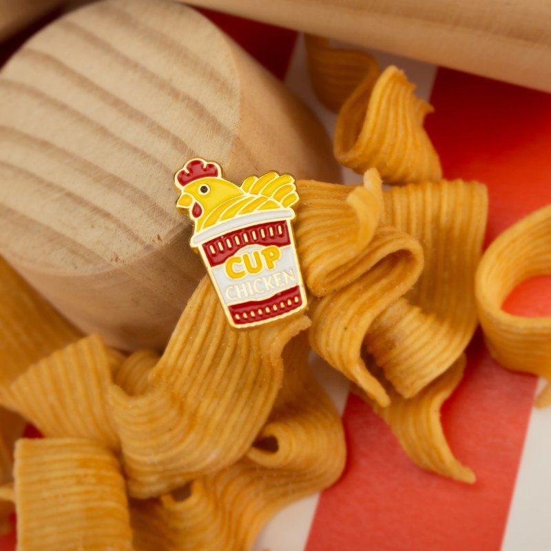 Chicken Cup Noodles Enamel Pin - 胸针 - 其他金属 红色