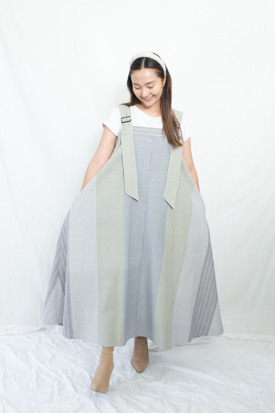 Bib skirt made of handwoven cotton in natural color. - 洋装/连衣裙 - 棉．麻 灰色