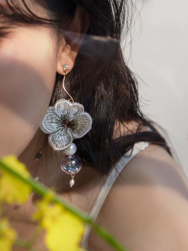 隐鹿白月光。MUCHAT 手作 14KGP 刺绣花玻璃球纯银针耳环 - 耳环/耳夹 - 其他金属 多色