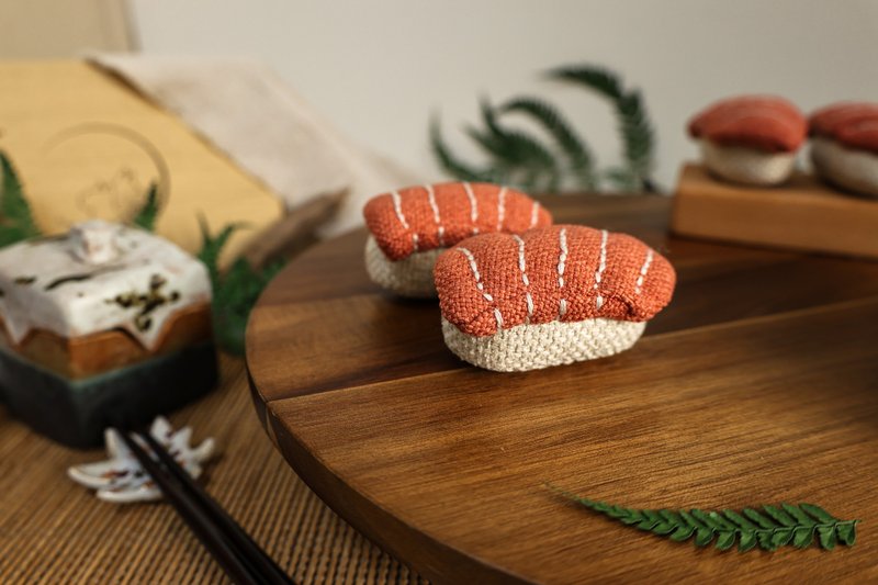 鲑鱼握寿司 Salmon nigirisushi 纯手作 吊饰 家饰 猫咪儿童玩具 - 玩具 - 其他材质 多色