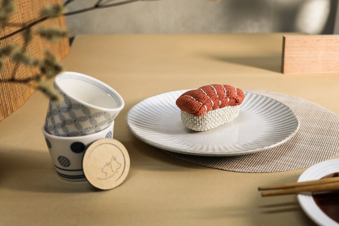 纯手缝 鲑鱼握寿司 Salmon nigiri / 吊饰 / 手作布偶 / 居家摆饰 - 玩具 - 其他材质 多色