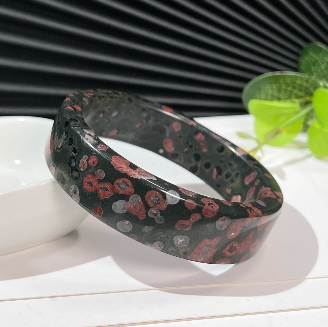 天然稀有梅花玉手镯59MM 黑底红花长石方条手环 飘然欲落美轮美奂 - 手链/手环 - 半宝石 