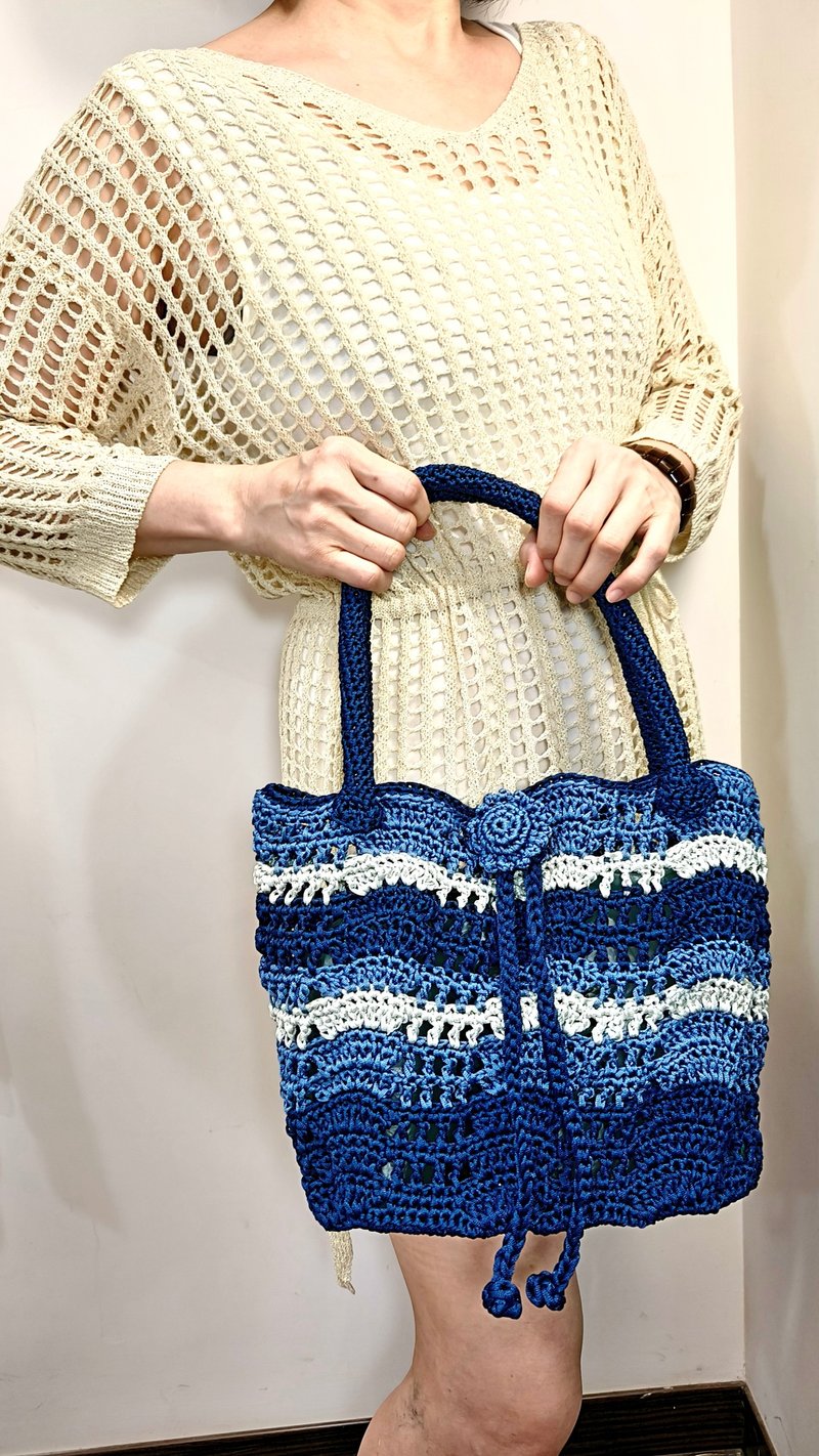 波浪花托特包~高低的波浪 再加上渐层色彩 勾勒出美丽的海天相连 - 手提包/手提袋 - 棉．麻 蓝色