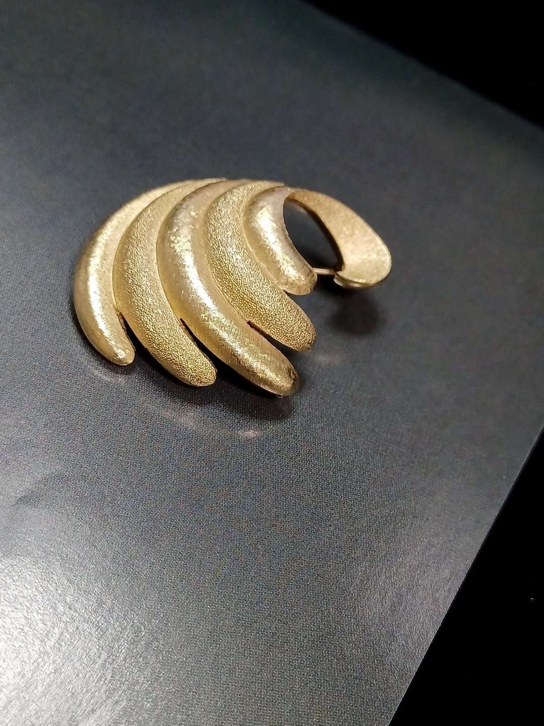vintage jewelry  AVON 金色海浪意象 别针 胸针 - 胸针 - 其他金属 