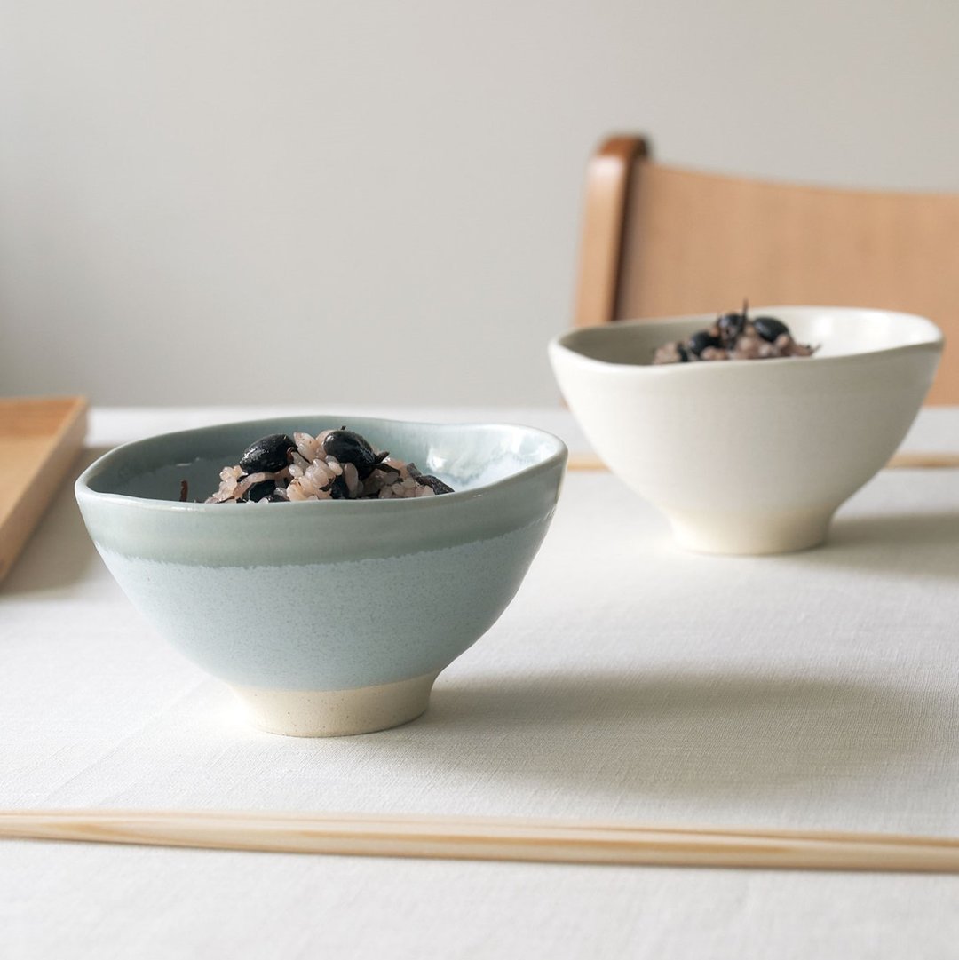 Mino ware tea bowl pair set with chopsticks white x gray blue - 碗 - 陶 蓝色