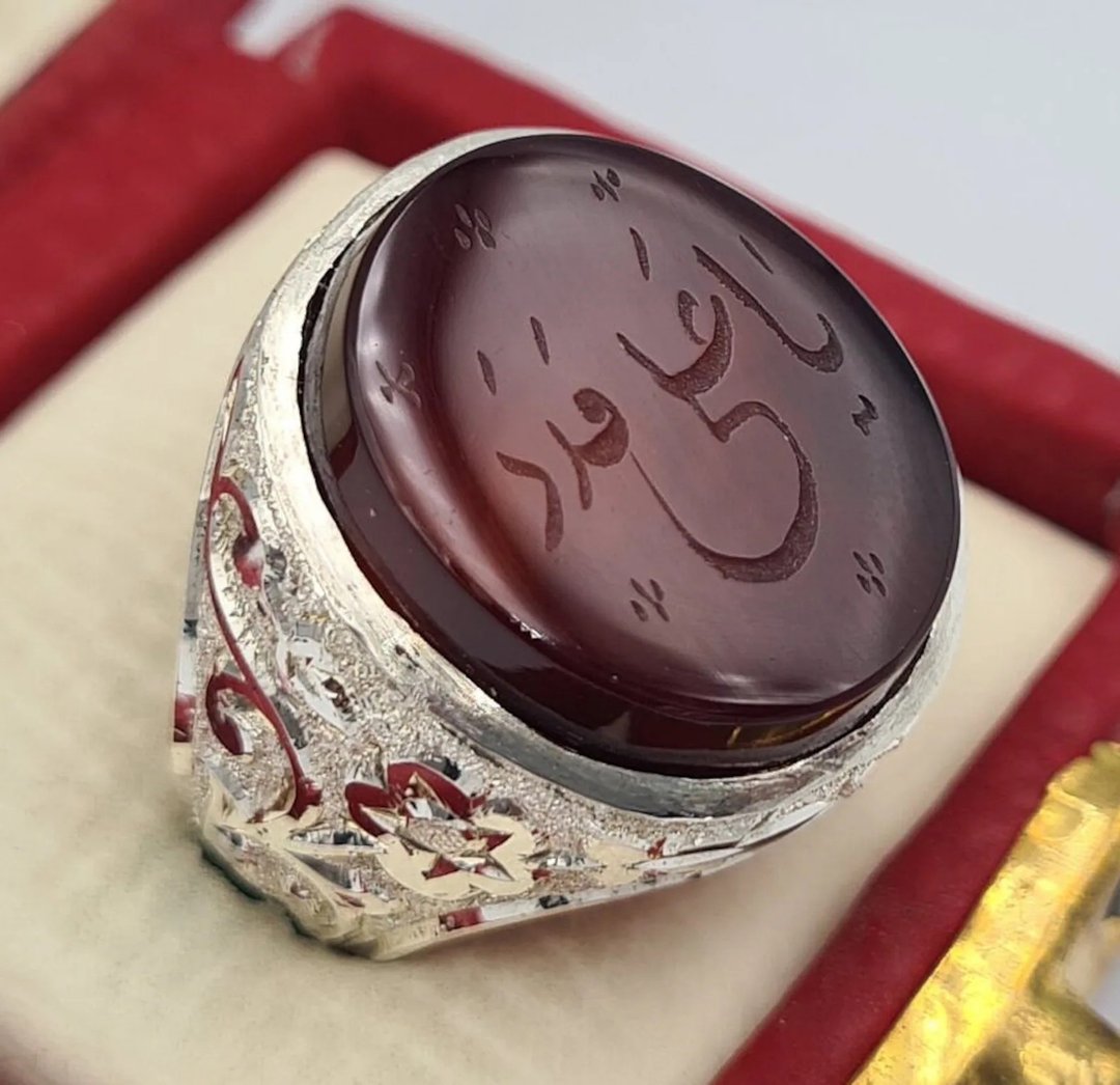925 纯银，于真正深色玛瑙石上刻有“YA ALI MADAD”。 - 戒指 - 宝石 红色