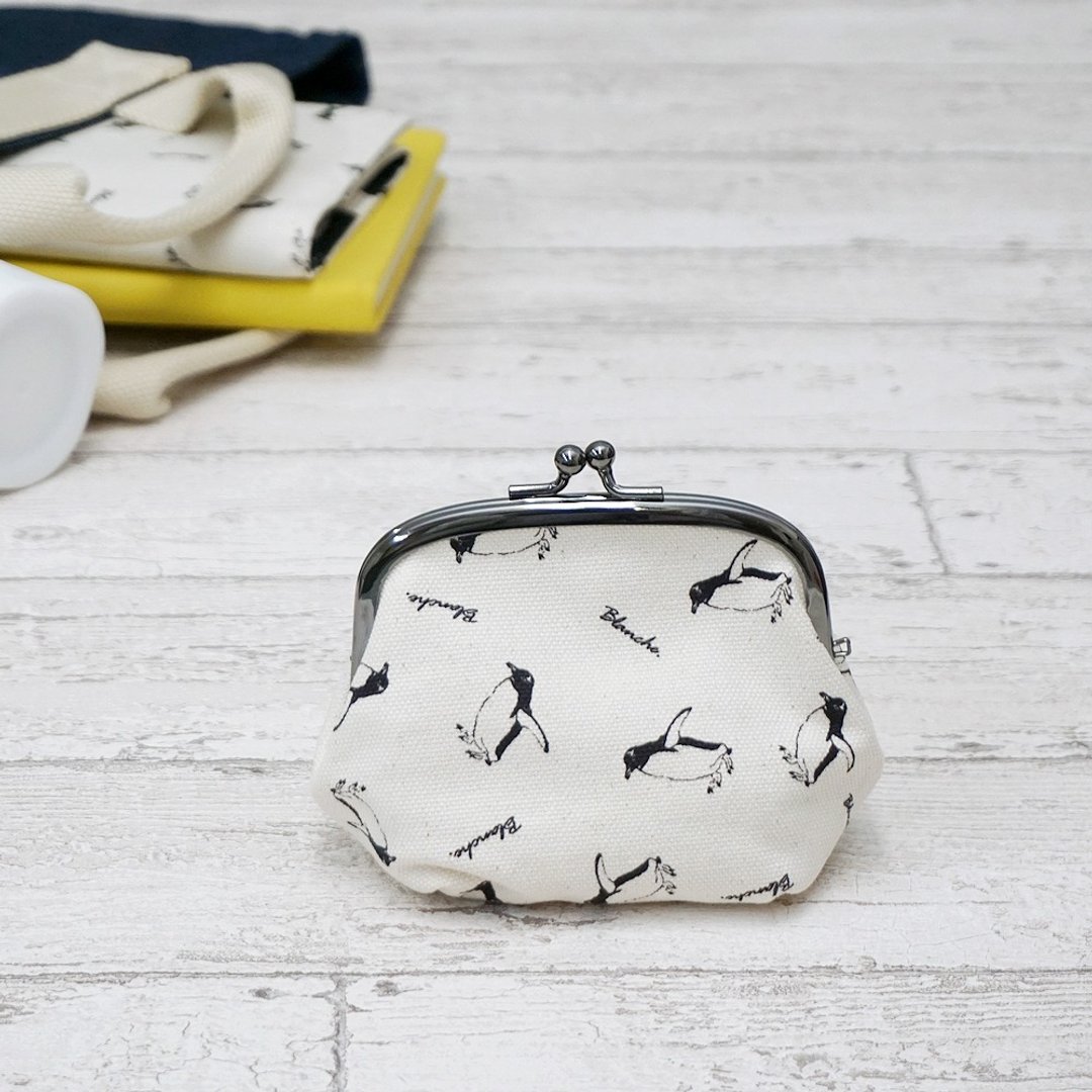 Blanche. Clutch Pouch Purse Wallet Cosmetics Coin Small Penguin Made In Japan - 化妆包/杂物包 - 棉 白色
