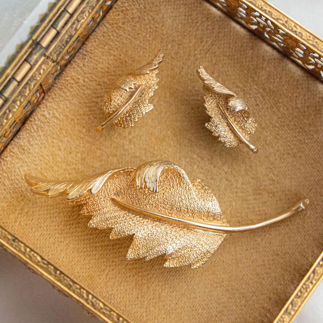 美国Coro品牌古董 立体压纹金叶 镀金耳夹胸针套组 - 耳环/耳夹 - 其他金属 金色