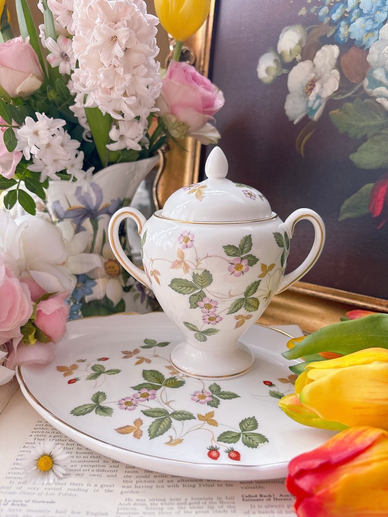 英国制Wedgwood 野草莓图腾皇家御用高脚糖果罐 糖罐储物罐茶叶罐 - 调味罐/酱料瓶 - 瓷 多色