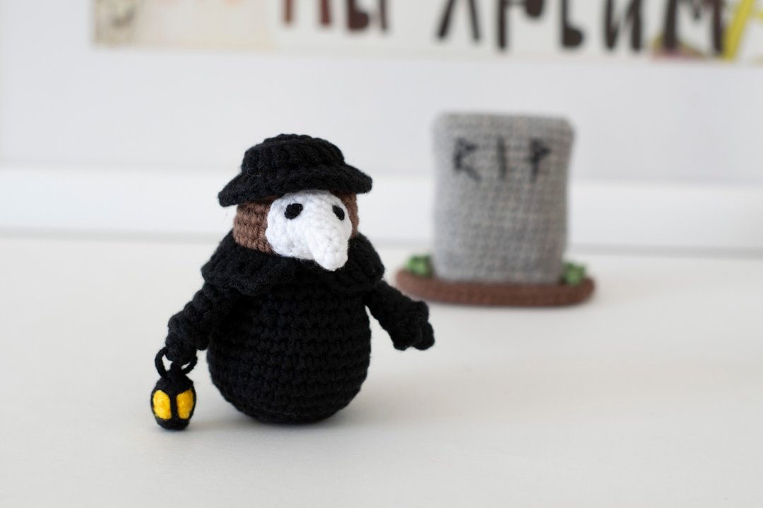 Plague doctor doll, creepy cute toy, Halloween gift, spooky vibes, gothic art - 玩偶/公仔 - 棉 黑色