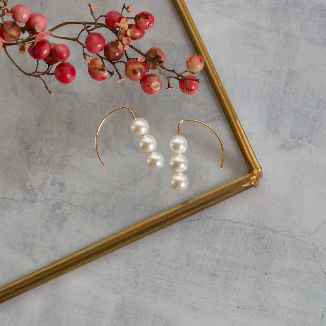14kgf Swarovski Pearl Crescent Pierced Earrings - 耳环/耳夹 - 贵金属 白色